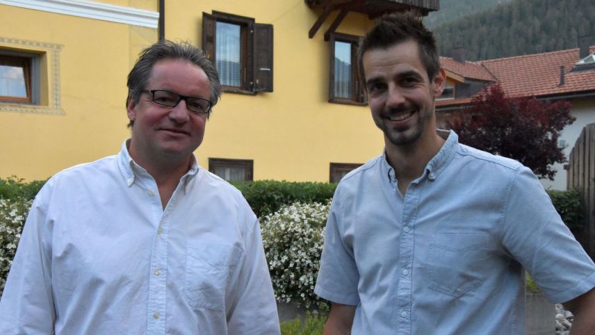 Andrea Matossi (a schnestra), president dal cussagl administrativ e Niculin Meyer, manader da gestiun, sun  respunsabels pella Engiadina Scuol Turissem SA (ESTAG) (fotografia: Nicolo Bass).
