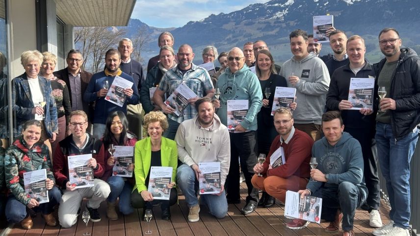 Mario Barblan inmitten der Studierenden mit der 5. Auflage seines Rechtslehrbuchs. Foto: Mario Barblan