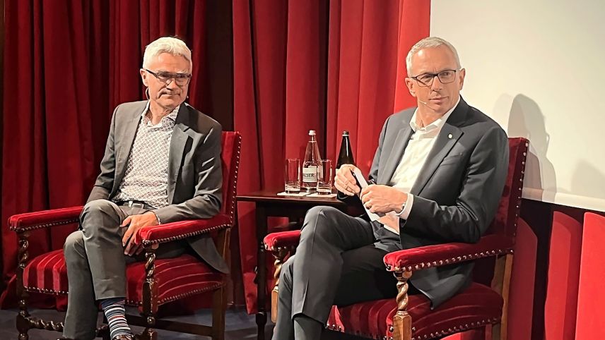 Mario Cavigelli (Links) und Markus Berweger folgten der Einladung der SVP zum Podiumsgespräch (Foto: Andrea Gutgsell).