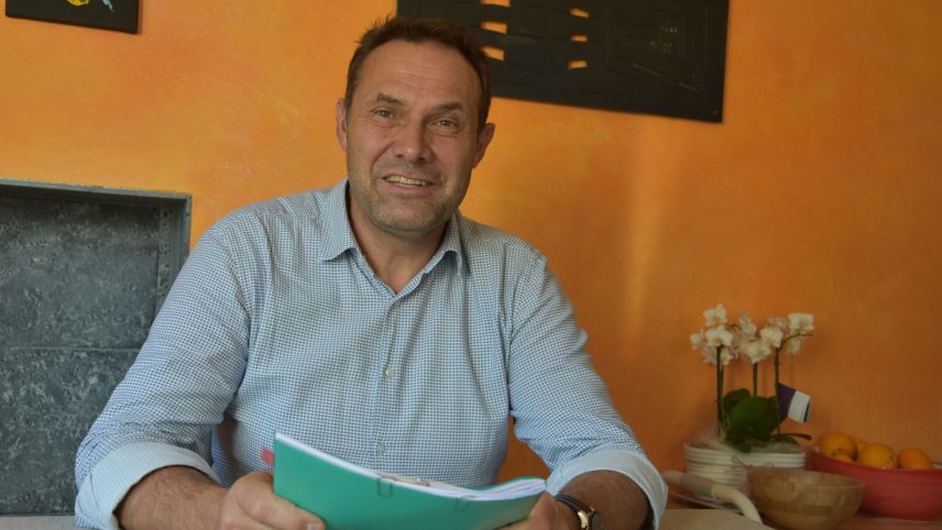 Domenic Toutsch es stat passa desch ons la fatscha e la vuscha da la Pro Idioms. Uossa surda’l la società in nouvs mans (fotografia: Nicolo Bass).