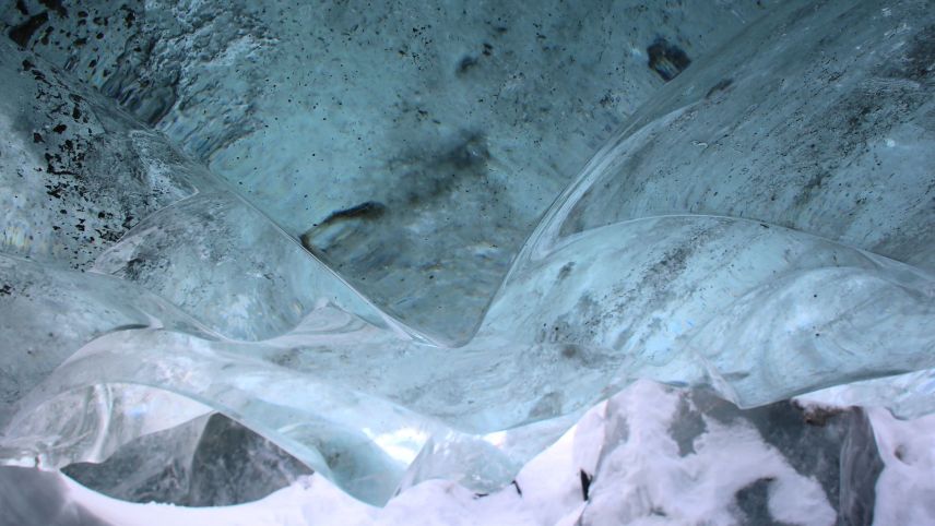Lufteinschlüsse, Sand und Stein sind in den rätselhaften Eisschuppen eingeschlossen.