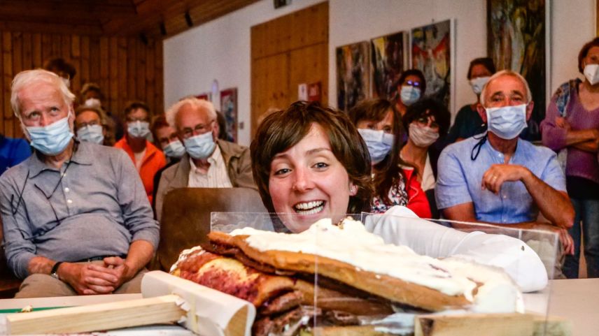 Die Geologin Anna Rauch hatte für ihr Referat ein «Kuchen-Experiment» vorbereitet. Fotos: Jon Duschletta