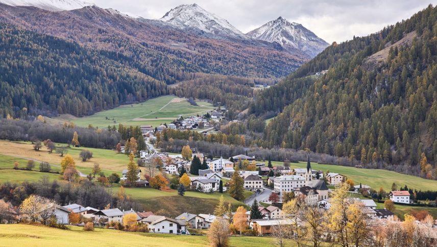 Sguard sün Sta. Maria. Intant es là amo ün da trais uffizis da posta in Val Müstair, sper quel a Tschierv illa butia da cumün e la filiala a Müstair (fotografia: Michael Steiner).