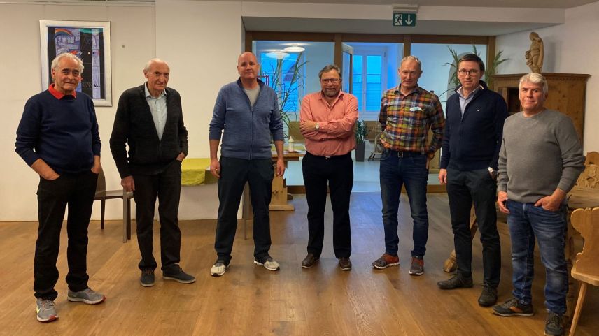 Da schnestra: Vito Stupan, president, Silvio Gruber, vicepresident, Guido Mittner, nouvelet rapreschantant dal cumün, Hans Rupp, secretari, Daniel Pitsch, mainagestiun, Marcus Frey e Lorenz Fallet (fotografia: Andri Netzer).