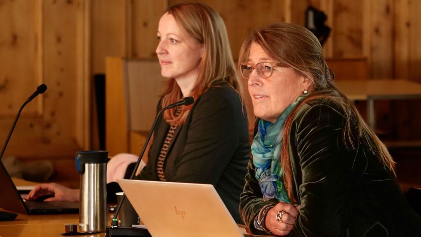 Jenny Kollmar (links), Geschäftsleiterin der Region Maloja und Barbara Aeschbacher, Vorsitzende der Präsidentenkonferenz der Region Maloja. Fotos: Jon Duschletta