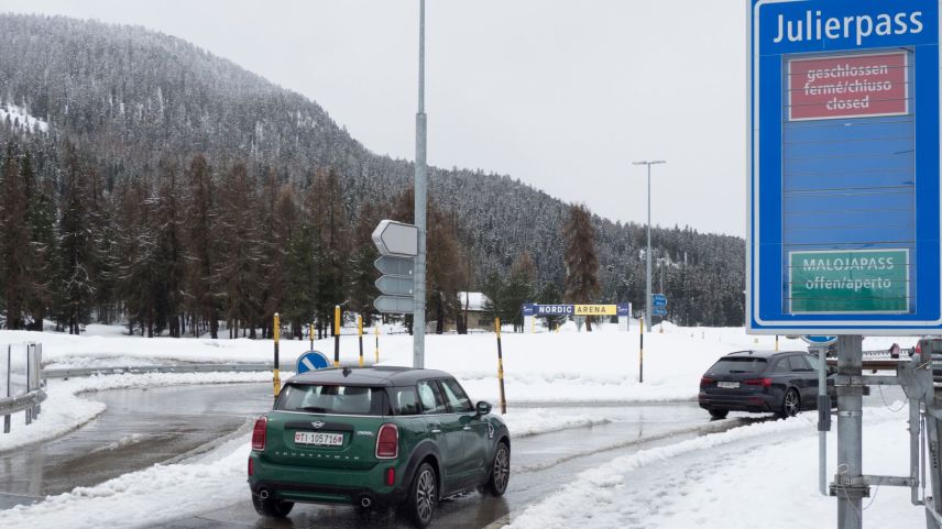 Verwirrende Signalisation: Zwar ist der Malojapass offen, aber er war an Ostermontag wegen Schliessung der Strasse zwischen Sils und Plaun da Lej von Norden her trotzdem nicht erreichbar. Foto: Reto Stifel