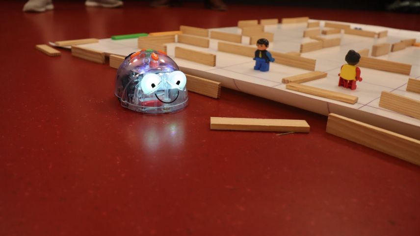 Fingià ils plü giuvens han programmà ün pitschen roboter, chi’d ha stuvü sviar oura als lains.