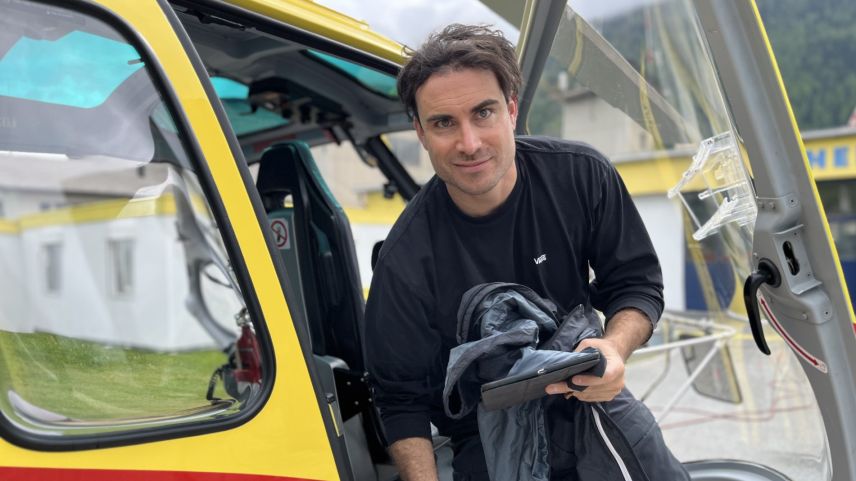 Nicola Gilli hat als flughelfer bei der Heli bernina angefangen. Heute ist er regelmässig in der Luft. Foto: Andrea Gutgsell