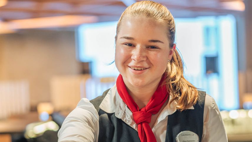 Alissa Badertscher hat im Hotel Laudinella ihre Lehre als Kauffrau absolviert. Diesen Samstag wird ihr Erlerntes in den SwissSkills auf die Probe gestellt. 
Foto: z. Vfg