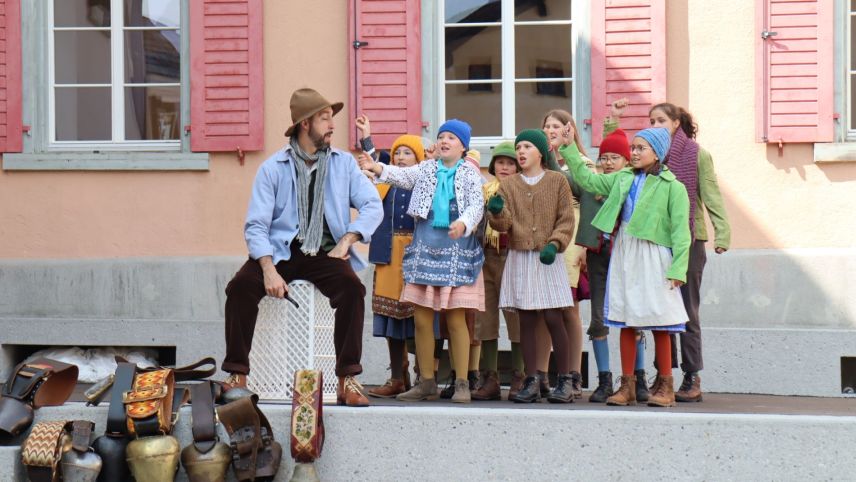 Barba Gian (Flurin Caduff) und die ganze Kinderschar. Foto: Martin Chamichel/FMR