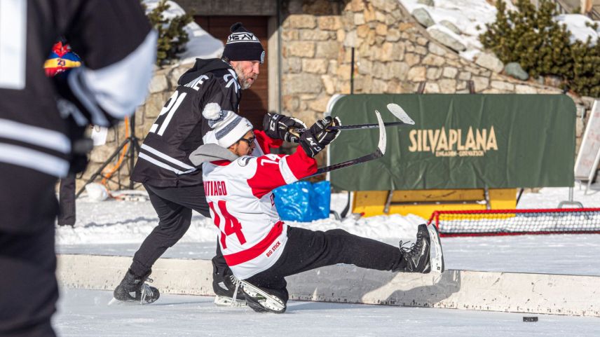 Energischer Zweikampf zwischen Peter Forsberg und Ivan Santiago.  Foto: Dan Zaugg