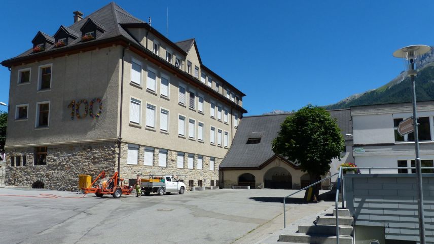 Illa sala cumünala da Scuol tratta la radunanza cumünala in lündeschdi tanter oter l’iniziativa da transparenza e la cuntraproposta (fotografia: Flurin Andry).