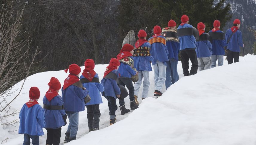 Ein Bild wie aus dem Schellen-Ursli-Buch: Der Chalandamarz-Umzug in Guarda. Foto: Hans Ulrich Gantenbein