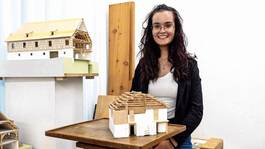 Tatjana Casagrande vor einem Modell, das sie selbst anfertigte. Foto: Denise Kley