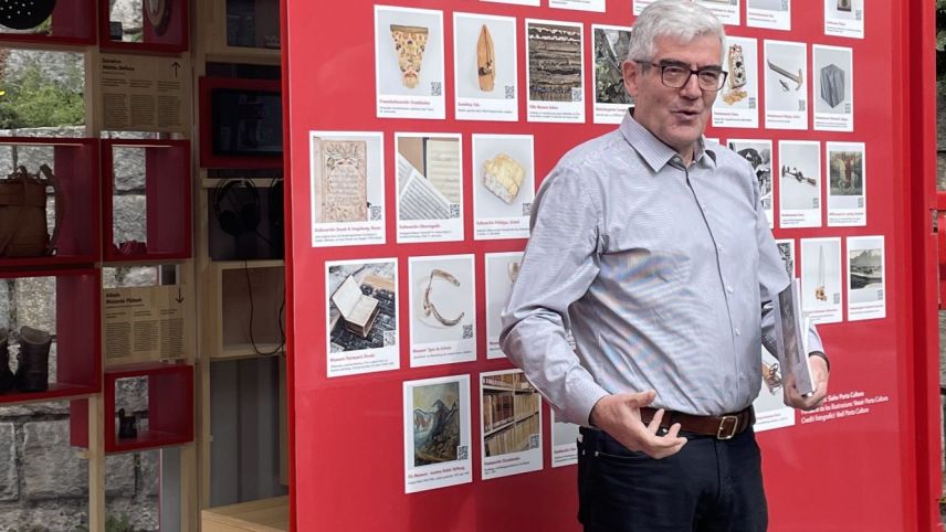 Eir Jon Domenic Parolini ha cuntribui ün oget a l'exposiziun. fotografia: Fadrina Hofmann