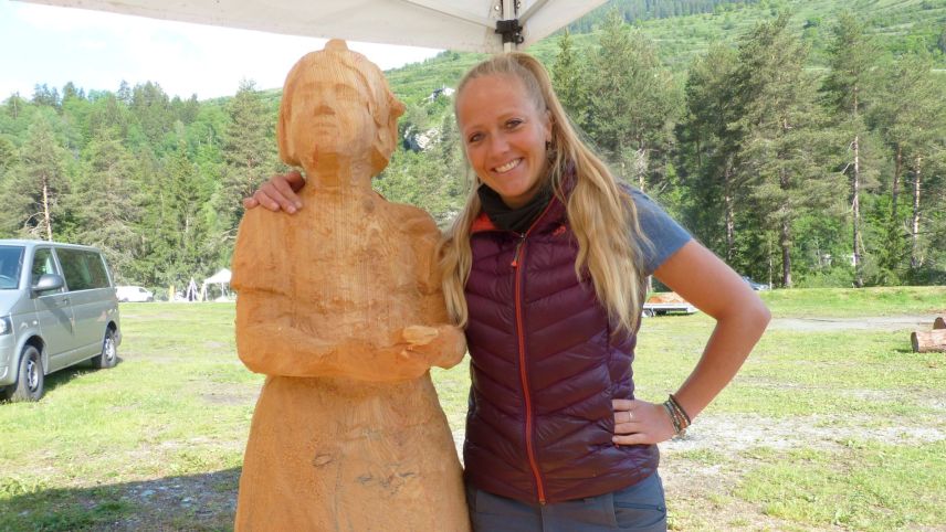 Nora Engels da Samedan, chi cugnuoscha il camping da Sur En fingià daspö ch’ella d’eira matta, s-chaffischa üna duonna in lain (fotografia: Flurin Andry).