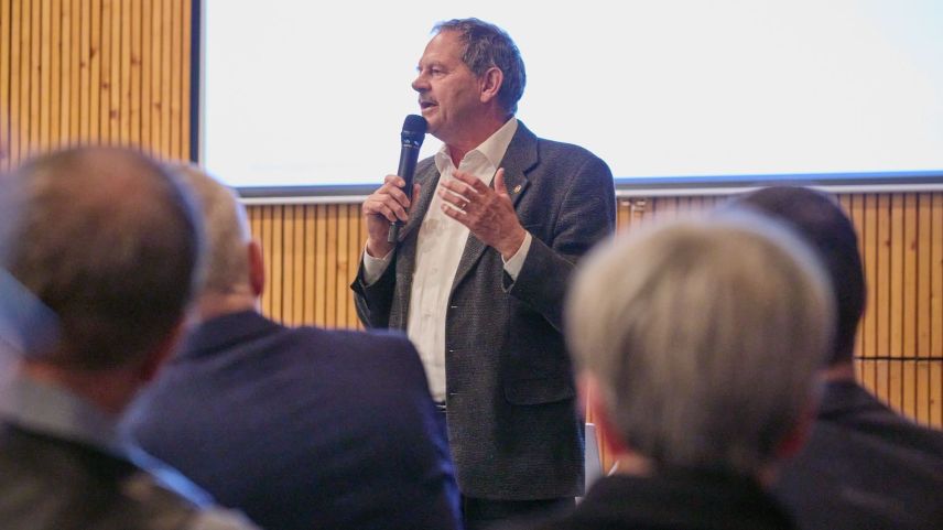 Il president cumünel Riet Campell ho pruvo inütilmaing da persvader sias convschinas e sieus convschins dals  avantags da l’integraziun (fotografia: Michael Steiner).