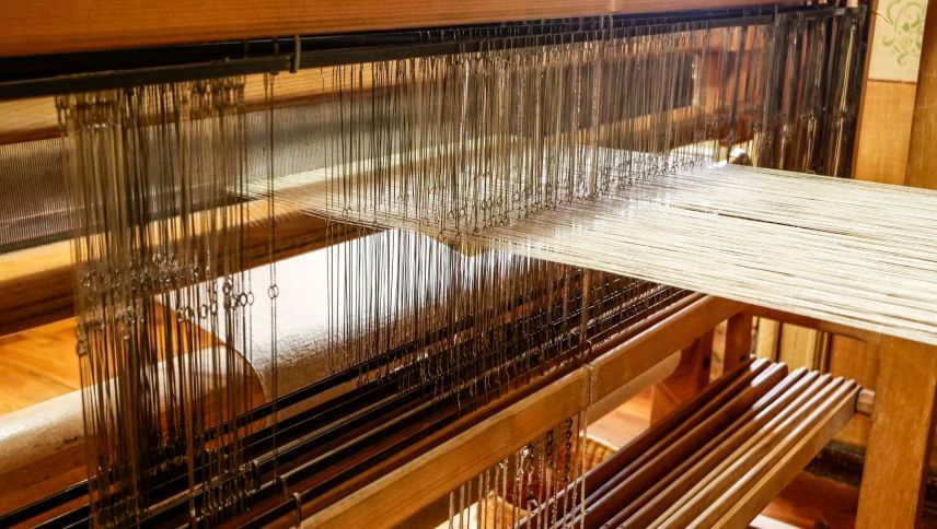 Faden um Faden entstehen in der Handweberei Tessitura aus Naturfasern wie Leinen, Wolle, Baumwolle und Seide hochwertige Produkte für den täglichen Gebrauch und darüber hinaus.