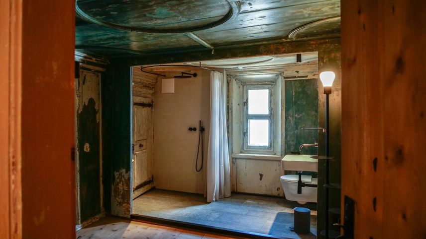 In den Zimmern des Privatbereichs mussten bis zehn Farbschichten entfernt werden, ehe er Restaurator Ivano Rampa auf die ursprüngliche Farbgebung stiess.