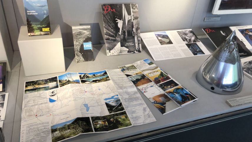 Einblick in die aktuelle Ausstellung "Castasegna unter Strom" in der Sala Viaggiatori. Foto: Marie-Claire Jur