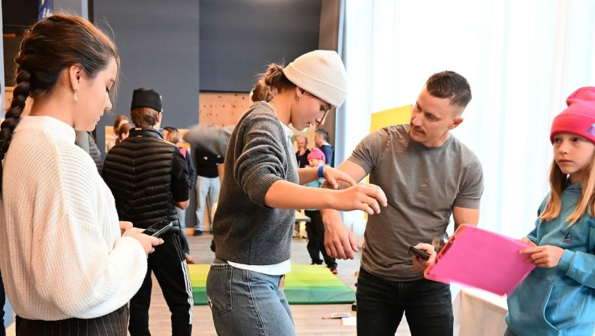 Nevin Galmarini in führender und unterstützender Funktion bei einer Koordinations-Challenge. Foto: Sina Margadant