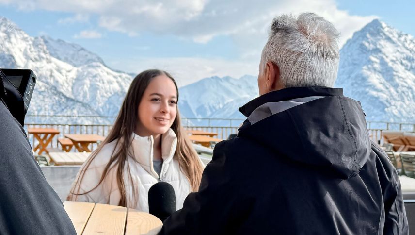 Betreuerin Alexandra Flores im Interview mit Daniel Manser von «A Million Dreams». Foto: Fadrina Hofmann