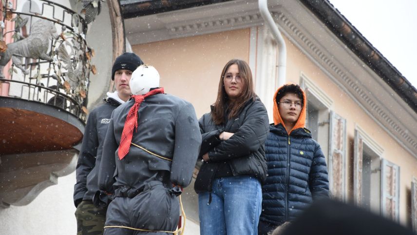 La festa tradiziunala da Cuvits a Sent cun musica, cun s-chavazzar il pop da naiv e cul pled dal capo cumünal es gnüda adattada per tuot il cumün da Scuol (fotografia: Nicolo Bass).