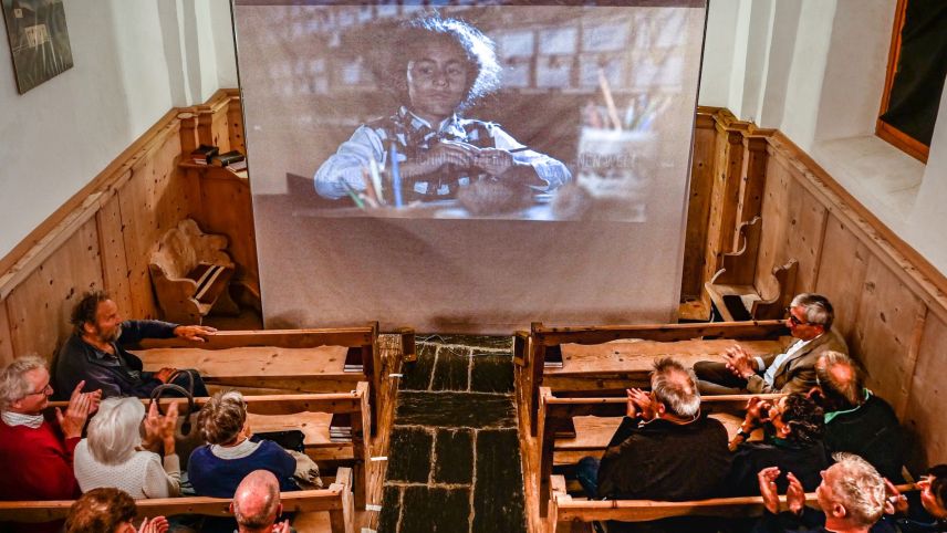 In marculdi ho gieu lö la premiera dal film da Gian-Nicola Bass sur dad Annamaria Rainalter illa baselgia San Tumesch a Brail. fotografia: Jon Duschletta