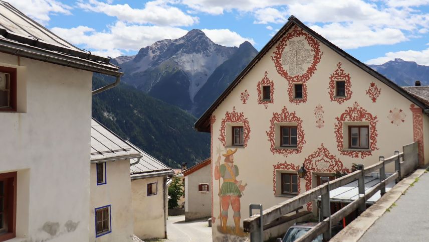 Cun scannar ils codes QR raquinta üna vusch per tudais-ch o rumantsch a set posts tras tuot il cumün e raquinta da divers aspets istorics e las tradiziuns a Tschlin (fotografia: Martin Camichel).