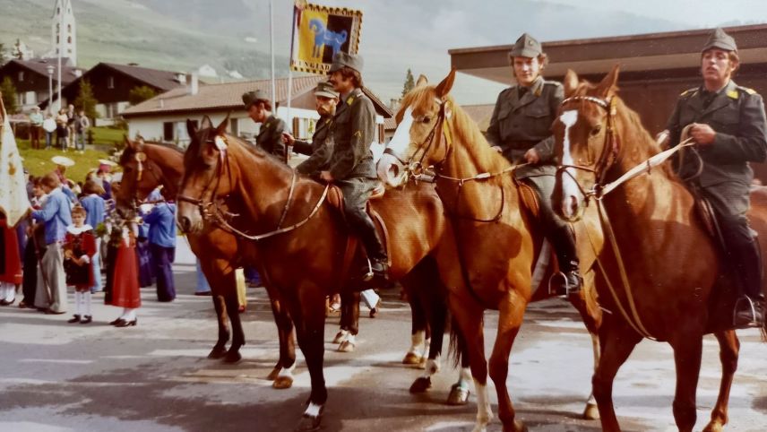 Früher wurde noch in Uniform geritten. Foto: Duri Casty