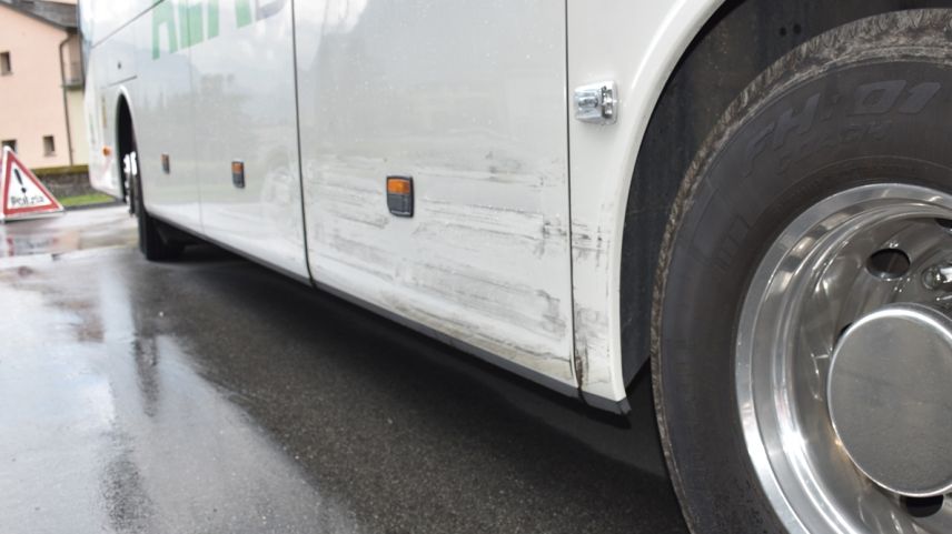 Die Streifspuren am stillstehenden Car.