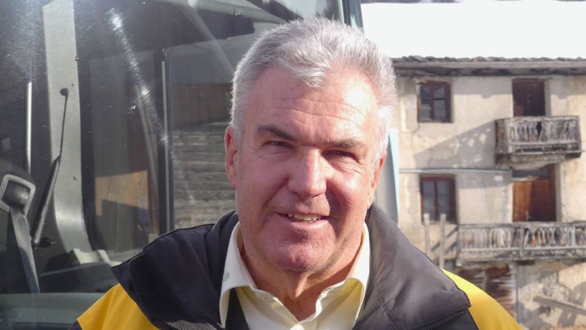 Il manisunz da posta Jachen Tschenett dürant üna cuorta posa pro la staziun da bus a Livign. fotografia: Dario Müller