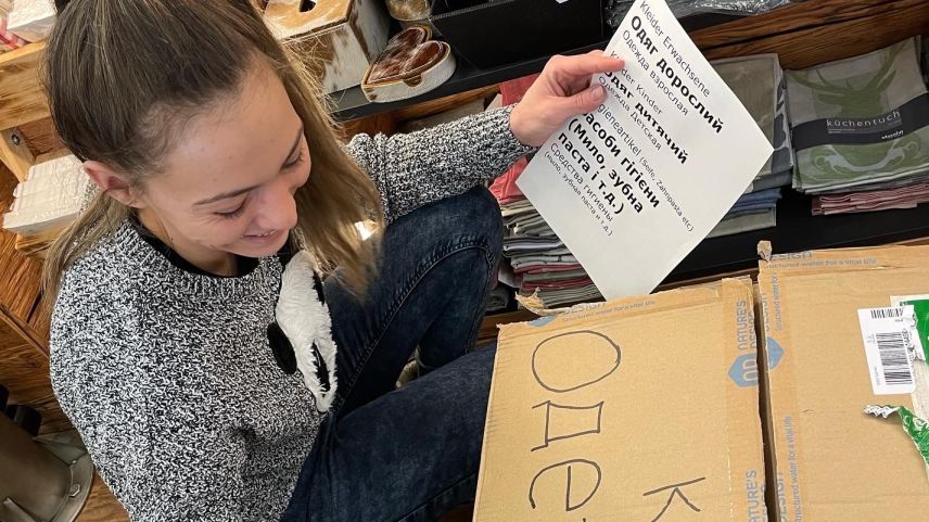 Pront pel transport: La squedra da Renate Benderer prepara ils paquets pel transport (fotografia: mad).