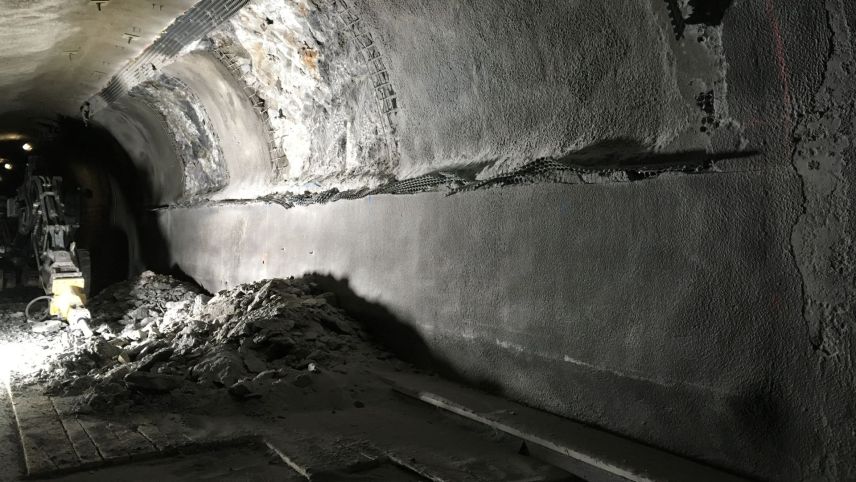 Las lavuors da la seguond’etappa da sanaziun dal tunnel Munt La Schera da las Ouvras Electricas Engiadina cuntinueschan ed il tunnel resta serrà a partir dals 1. settember per tuot il trafic (fotografia: OEE)