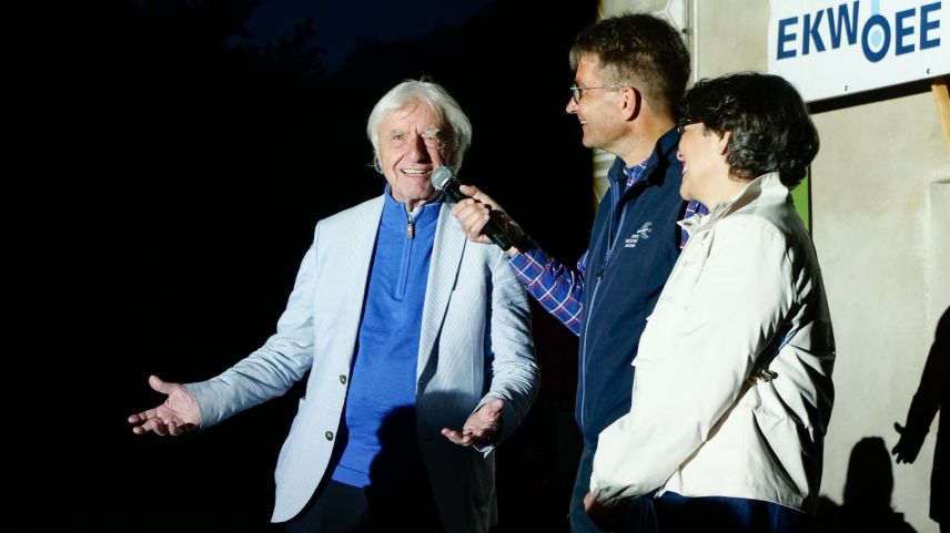 Ein Abend für die Lachmuskeln: Nationalpark-Mitarbeiter Stefan Triebs (Mitte) unterhält sich mit Emil und Niccel Steinberger vor dem Start des Films «Typisch Emil» im Zernezer Schlosshof. Fotos: Jon Duschletta