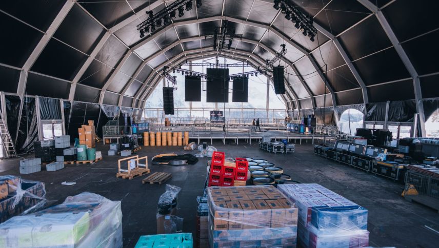So sah es am Dienstagnachmittag noch aus vor der Hauptbühne. Die Materialschlacht war noch im Gang. Foto: SunIce Festival