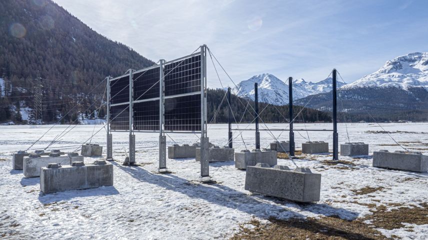 Drei Musterpanels stehen bereits auf der vorgesehenen Fläche neben dem Flughafen. Foto: Denise Kley