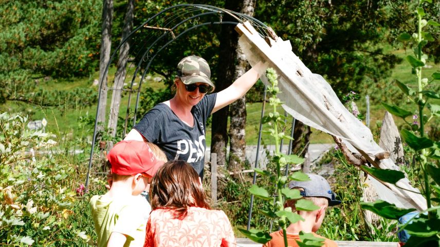 Julia Treiber mit den wissbegierigen Gartenkindern am Frühbeet am Ospiz Chapella. Fotos: Jon Duschletta