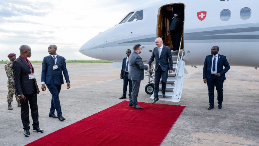 Chasper Sarott bivgnainta l’anteriur cusglier federal Alain Berset dürant üna visita a Kinshasa l’on 2023. fotografias: Departamaint federal d’affars exteriurs (DFAE)