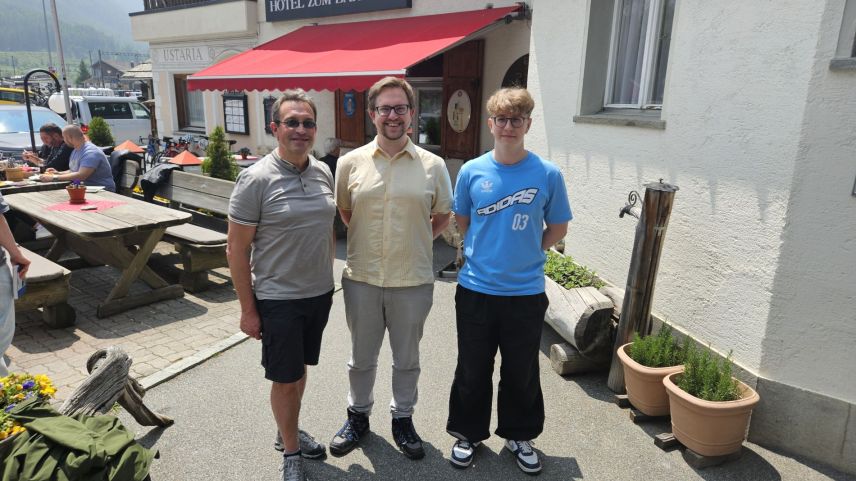 Die drei besten des diesjährigen Pfingst-Open in Zernez: v.l.: Thomas Näf, der Sieger Benedict Hasenohr und Flavio Rotunno. 