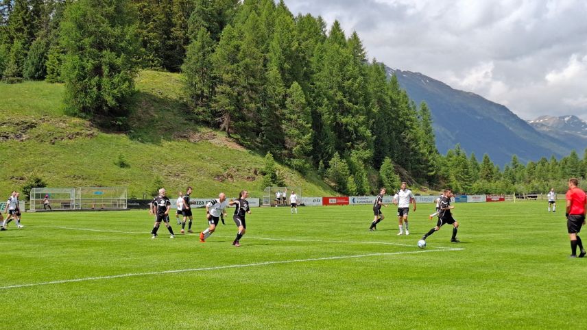 Voller Einsatz: Die «Pastors United» in schwarzen Trikots kämpfen auf dem Rasen gegen die Altherren des FC Celerina. 