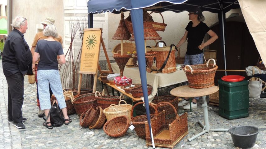 Il chavogner ha seis lö predilet al Marchà artschan ad Ardez (fotografia: Benedict Stecher). 