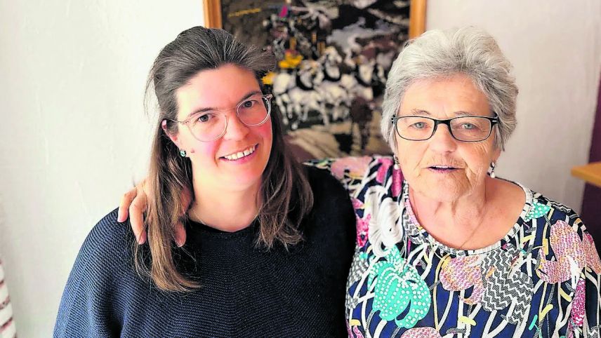 Tina Derungs (a dretta) surdo zieva 35 ans il presidi da la Societed da ­duonnas S-chanf a Marisa Graf. fotografia: mad