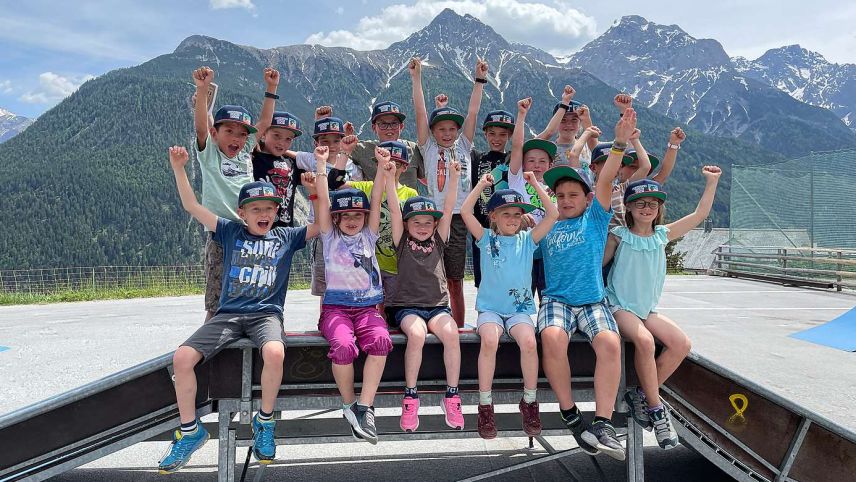 La «scooter gang» da Sent s’allegra cha lur plazza da skate es gnüda salvada. fotografia: Reto Rauch