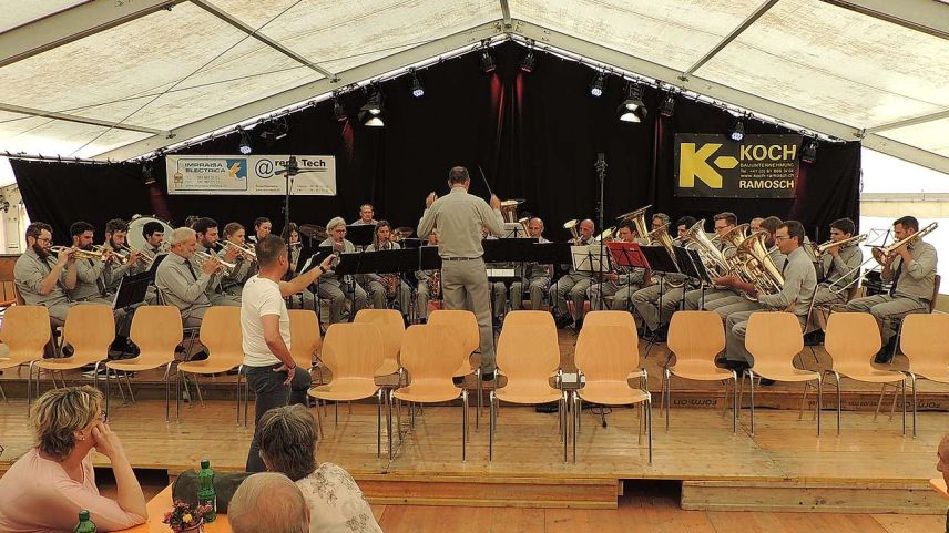 La Società da musica da Tschlin dürant sia preschantaziun. fotografi: Benedict Stecher