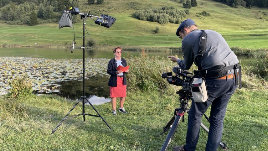 Eir l'anteriura chanzliera federala, Corina Casanova, piglia part al proget "Constitutio". fotografia: Fadrina Hofmann