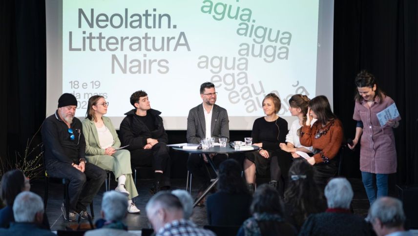 Eir la quarta jada vain organisà dals 13 als 15 da marz 2026 il festival LitteraturA Nairs, curatà da Bettina Vital e Flurina Badel (fotografia: Mayk Wendt).