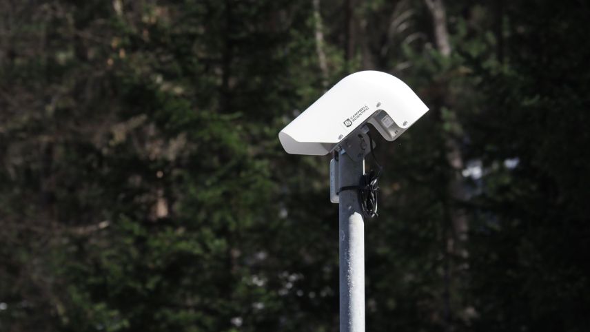 Installà daspö duos invierns sco proget da pilot sül Pass dal Fuorn: ün apparat chi masüra l’ümidità e la temperatura – tanter oter eir quella da la surfatscha da la via (fotografia: David Truttmann).