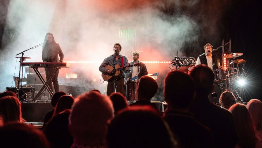 «Cultura@Rondo»: Baba Shrimps und Joya Marleen begeisterten am Samstagabend über 300 Besucher im Kulturzentrum Rondo. Fotos: Bureau Massé/Lucie Herter