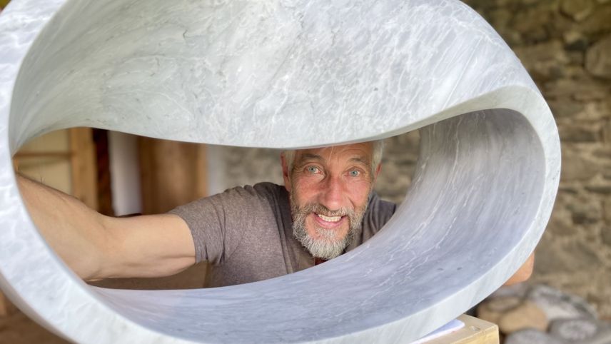 Jean Badel und eines seiner Möbiusbänder in Stein. Foto: Fadrina Hofmann